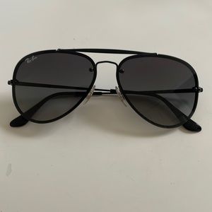 Black Ray Ban aviators